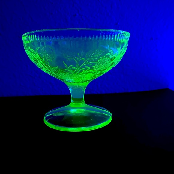 Green Vintage Uranium Depression Strawberry Sherbert Champagne Glass - Picture 5 of 5